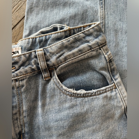 BNWT Fashion Nova “Brianca” Bow Backside Wide Leg Jeans , size 7. - Picture 5 of 13